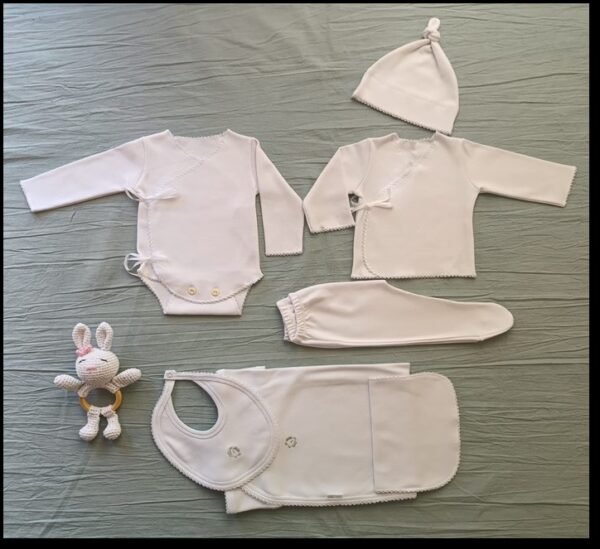 Set de Recibimiento RN 0 a 3 Meses Blanco Línea "Mimando un Nuevo Corazón" 7 Piezas. Con Lazos Sonajero Amigurumi con Patitas