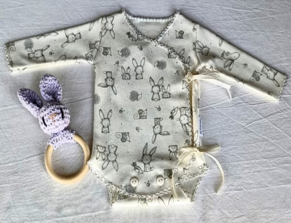 Set de Recibimiento Prematuros - Línea "Pequeños Gladiadores". Enterito mangas largas. Sin Piecitos. Botones. Sonajero Amigurumi - Imagen 2