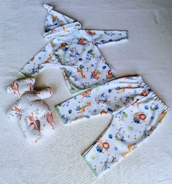 Prematuros - Sets de Recibimiento 3 Piezas Línea "Pequeños Gladiadores" Conjunto Estampado "Selvita Feliz" Muñeco de Apego