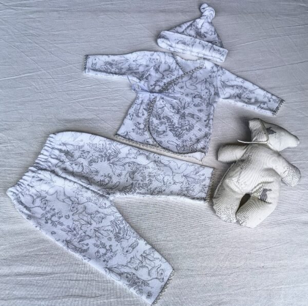 Prematuros - Sets de Recibimiento 3 Piezas Línea "Pequeños Gladiadores" Conjunto Estampado "Ardillitas" Muñeco de Apego