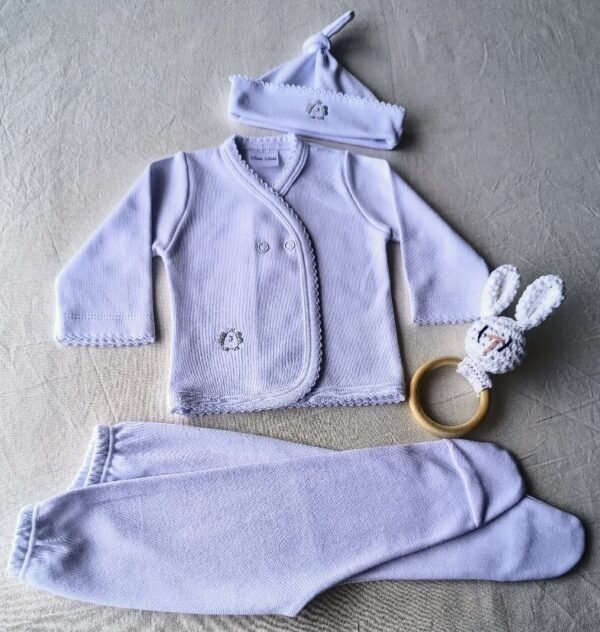 Set de Recibimiento RN 0 a 3 Meses. 3 Piezas. Picots blancos, celestes y rosados. Sonajero Amigurumi