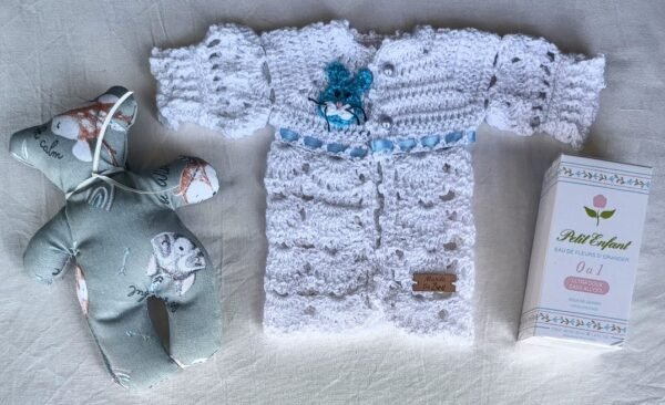 Saquito tejido a Crochet Prematuros. Modelo Exclusivo e Irrepetible. 0 a 3 Meses. Muñeco de Apego. Agua de Azahar «Petit Enfant»