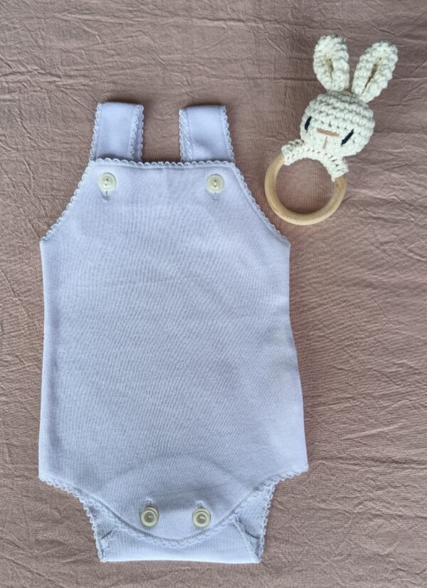 Jardinero Blanco RN. Línea "Mimando un Nuevo Corazón" 0 a 3 Meses. Botones. Picots Sonajero Amigurumi