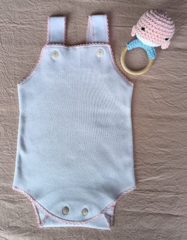 Jardinero Blanco RN. Línea "Mimando un Nuevo Corazón" 0 a 3 Meses. Botones. Picots Sonajero Amigurumi - Imagen 2