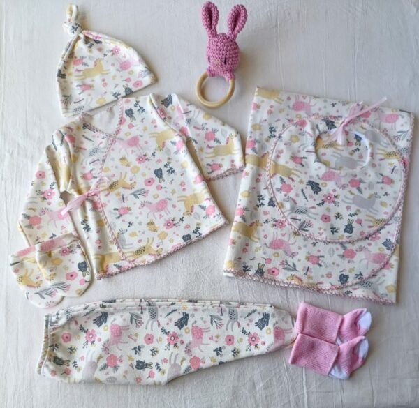 Conjunto de Recibimiento RN 0a 3 Meses 7 Piezas Estampado Sonajero Amigurumi - Imagen 6
