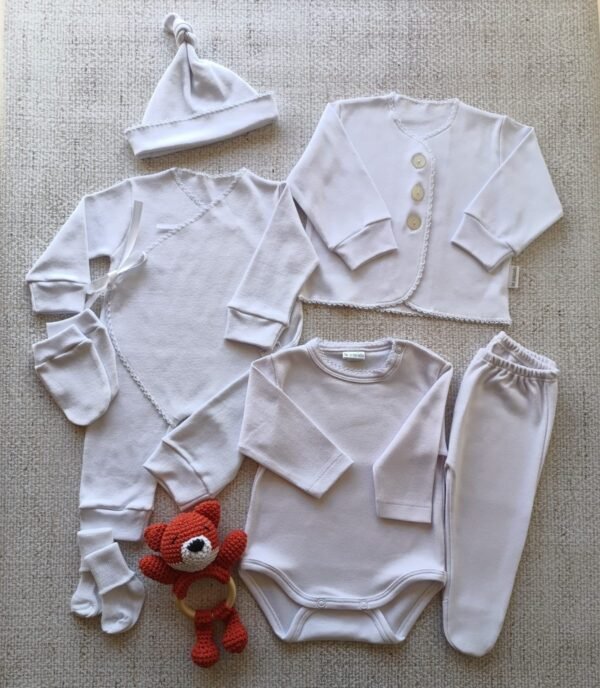 Set de Recibimiento RN 0 a 3 Meses Blanco Línea "Mimando un Nuevo Corazón" 7 Piezas. Botones. Sonajero Amigurumi con Patitas