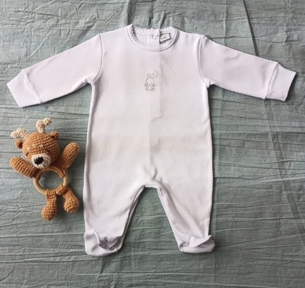 Enterito de Recibimiento Blanco RN Línea "Mimando un Nuevo Corazón" Mangas largas. Con piecitos. Sonajero Amigurumi con Patitas