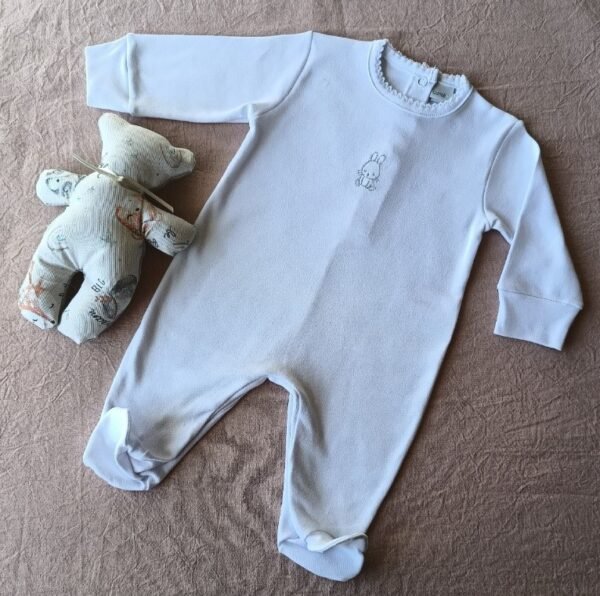 Enterito de Recibimiento RN Blanco Línea "Mimando un Nuevo Corazón" Con Piecitos Muñeco de Apego