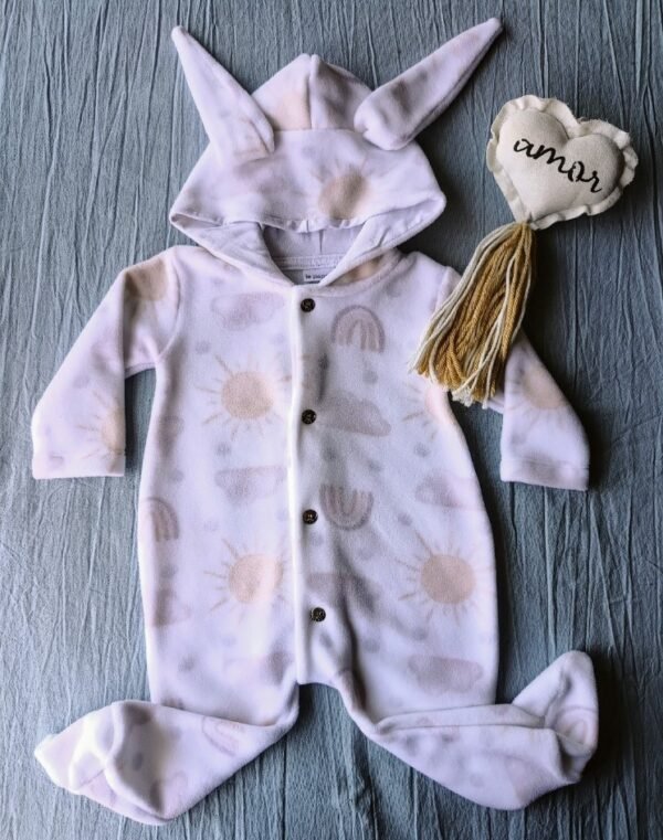 Enterito Micro Polar Soft. 3 a 6 Meses. Capucha con orejitas. Broches en el frente. Piecitos. Estampado