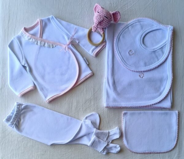 Set de Recibimiento RN 0 a 3 Meses Blanco 6 Piezas Broderie y Bies rosados. Sonajero Amigurumi
