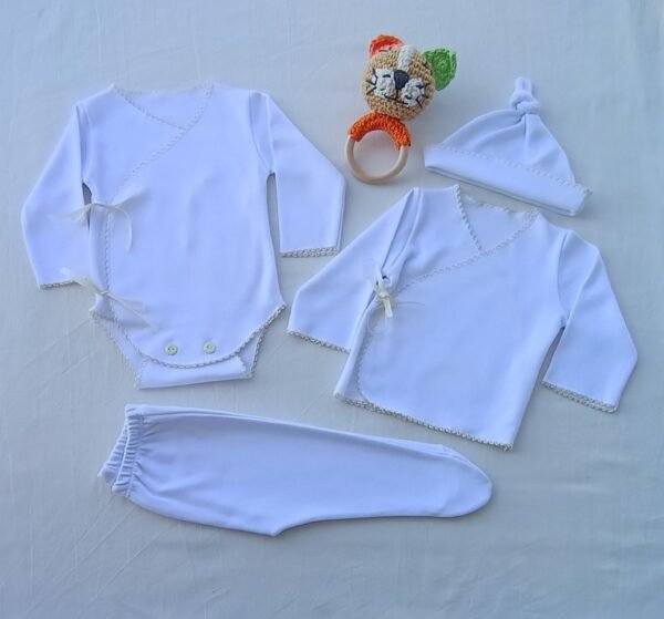 Set de Recibimiento RN 0 a 3 Meses Blanco Línea "Mimando un Nuevo Corazón" 4 Piezas Sonajero Amigurumi