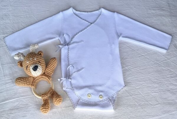 Body RN blanco Línea "Mimando un Nuevo Corazón" Lazo Picots Grises. Sonajero Amigurumi con patitas