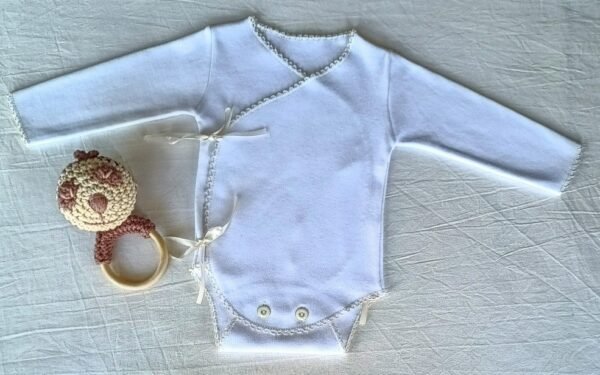 Body RN Blanco Línea "Mimando un Nuevo Corazón" con lazos y picots varios colores. Sonajero Amigurumi