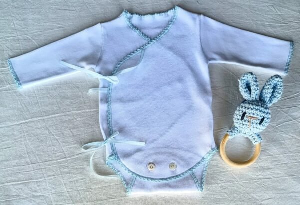 Body RN Blanco Línea "Mimando un Nuevo Corazón" con lazos y picots varios colores. Sonajero Amigurumi - Imagen 2