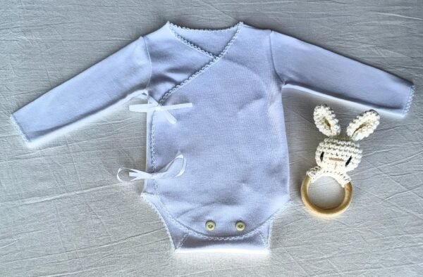 Body RN Blanco Línea "Mimando un Nuevo Corazón" con lazos y picots varios colores. Sonajero Amigurumi - Imagen 3