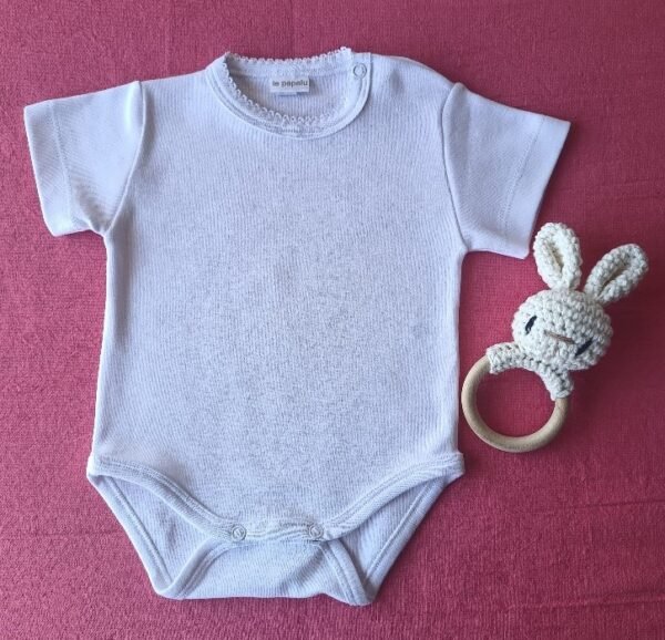 Body RN 0 a 3 Meses Blanco Línea "Mimando un Nuevo Corazón" Mangas Cortas Broche Sonajero Amigurumi