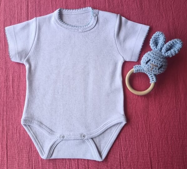 Body RN 0 a 3 Meses Blanco Línea "Mimando un Nuevo Corazón" Mangas Cortas Broche Sonajero Amigurumi - Imagen 3