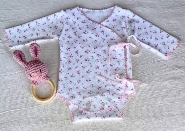 Body RN, 0 a 3 Meses. Mangas Largas. Estampado. Lazos. Sonajero Amigurumi - Imagen 4