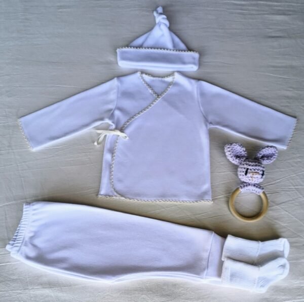 Set de Recibimiento RN Blanco 0 a 3 Meses 4 Piezas Línea "Mimando un Nuevo Corazón" Lazos y Picots colores natural, celeste y rosado Sonajero Amigurumi