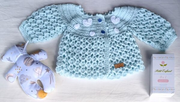 Saquito Tejido a Crochet. Modelo Exclusivo e Irrepetible. 0 a 3 Meses. Muñeco de Apego. Agua de Azahar "Petit Enfant"