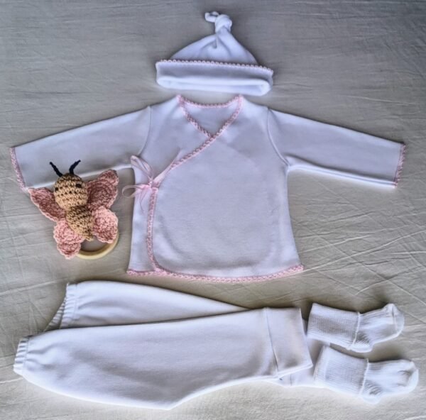 Set de Recibimiento RN Blanco 0 a 3 Meses 4 Piezas Línea "Mimando un Nuevo Corazón" Lazos y Picots colores natural, celeste y rosado Sonajero Amigurumi - Imagen 3
