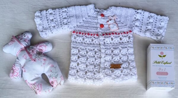 Saquito Tejido a Crochet. Modelo Exclusivo e Irrepetible. 0 a 3 Meses. Muñeco de Apego. Agua de Azahar «Petit Enfant»