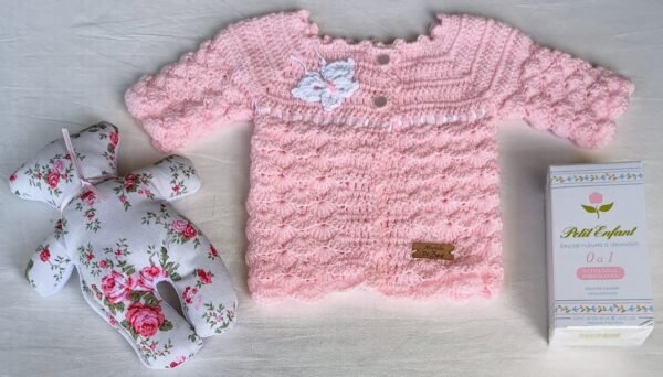 Saquito Tejido a Crochet. Modelo Exclusivo e Irrepetible. 0 a 3 Meses. Muñeco de Apego. Agua de Azahar «Petit Enfant»