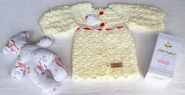 Saquito Tejido a Crochet. Modelo Exclusivo e Irrepetible. 0 a 3 Meses. Muñeco de Apego. Agua de Azahar «Petit Enfant»