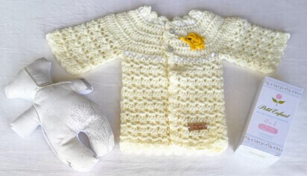 Saquito Tejido a Crochet. Modelo Exclusivo e Irrepetible. 0 a 3 Meses. Muñeco de Apego. Agua de Azahar «Petit Enfant»