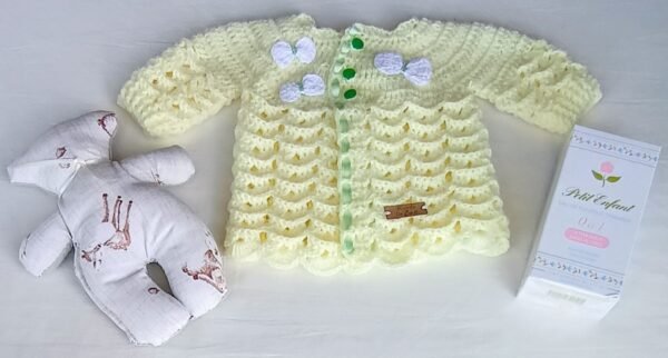 Saquito Tejido a Crochet. Modelo Exclusivo e Irrepetible. 0 a 3 Meses. Muñeco de Apego. Agua de Azahar «Petit Enfant»