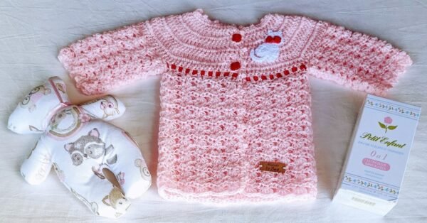 Saquito Tejido a Crochet. Modelo Exclusivo e Irrepetible. 0 a 3 Meses. Muñeco de Apego. Agua de Azahar «Petit Enfant»