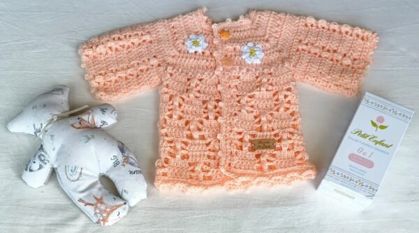 Saquito Tejido a Crochet. Modelo Exclusivo e Irrepetible. 0 a 3 Meses. Muñeco de Apego. Agua de Azahar «Petit Enfant»