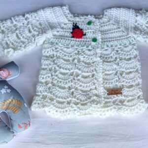 Saquito Tejido a Crochet. Modelo Exclusivo e Irrepetible. 0 a 3 Meses. Muñeco de Apego. Agua de Azahar «Petit Enfant»