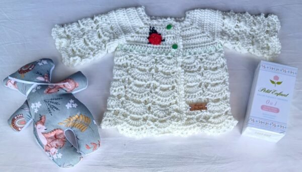 Saquito Tejido a Crochet. Modelo Exclusivo e Irrepetible. 0 a 3 Meses. Muñeco de Apego. Agua de Azahar «Petit Enfant»