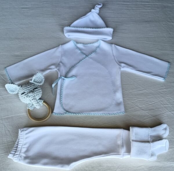 Set de Recibimiento 4 Piezas Blanco Lazos y Picots Celestes Línea "Mimando un Nuevo Corazón" Sonajero Amigurumi