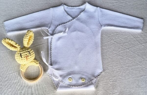 Set de Recibimiento Prematuros - Línea "Pequeños Gladiadores" Bodys Blancos Mangas Largas. Lazos. Picots. Sonajero amigurumi - Imagen 2