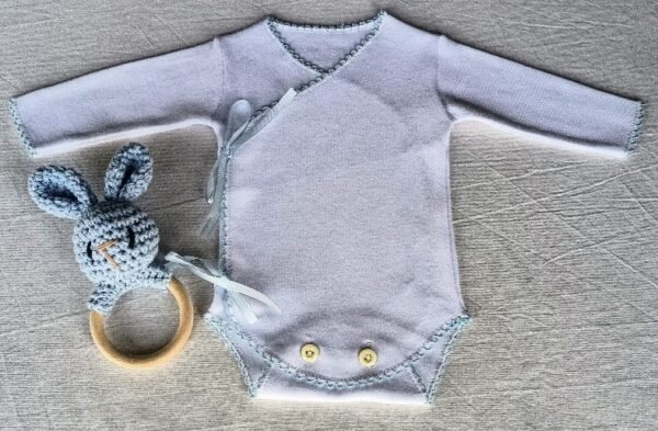 Set de Recibimiento Prematuros - Línea "Pequeños Gladiadores" Bodys Blancos Mangas Largas. Lazos. Picots. Sonajero amigurumi - Imagen 3