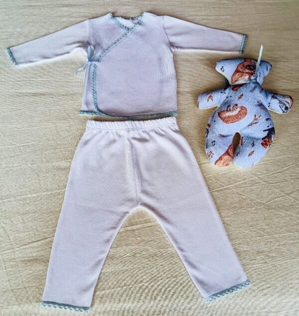 Prematuros – Set de Recibimiento Línea «Pequeños Gladiadores». Conjuntos Blancos 2 Piezas. Muñeco de Apego - Imagen 3