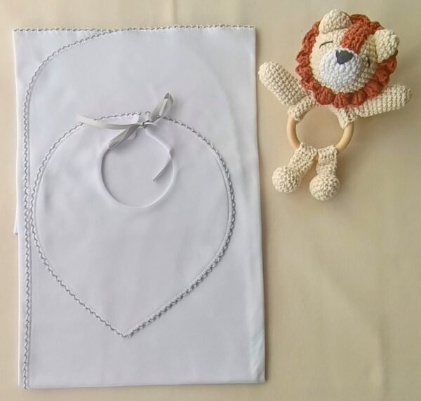 Mantita Con Babero RN Color Blanco Línea "Mimando un Nuevo Corazón"