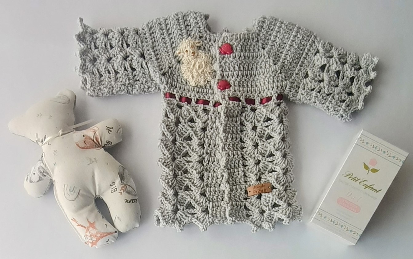Saquito Tejido a Crochet. Modelo Exclusivo e Irrepetible. 0 a 3 Meses. Muñeco de Apego. Agua de Azahar «Petit Enfant»