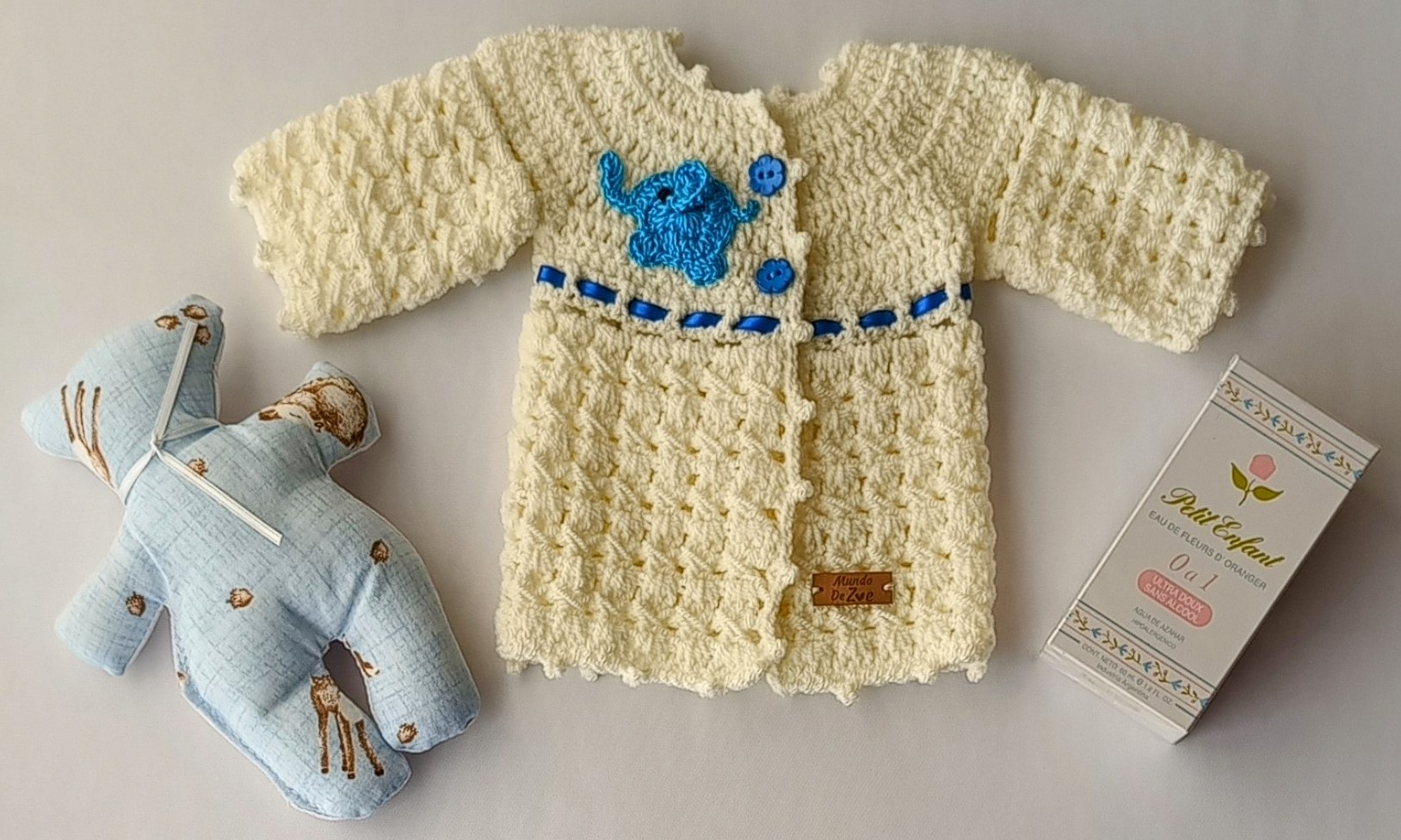 Saquito Tejido a Crochet. Modelo Exclusivo e Irrepetible. 0 a 3 Meses. Muñeco de Apego. Agua de Azahar «Petit Enfant»