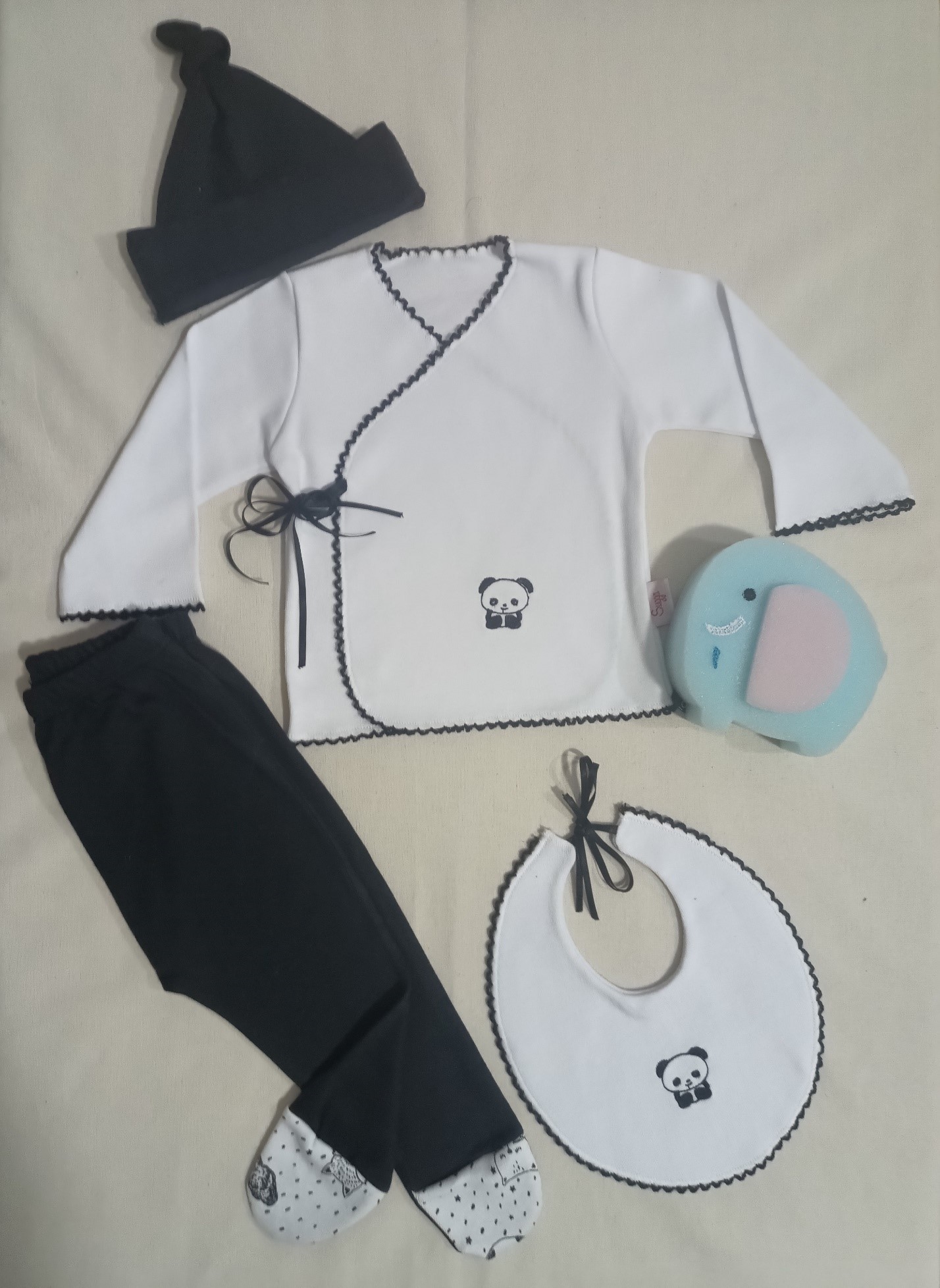 Conjunto de Recibimiento RN 0 a 3 Meses. 4 Piezas. Combinado Blanco y Negro. Lazos