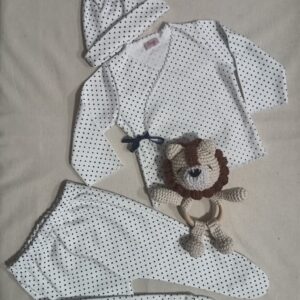 Conjunto de Recibimiento RN 0 a 3 Meses. 3 Piezas. Lunarcitos. Sonajero Amigurumi