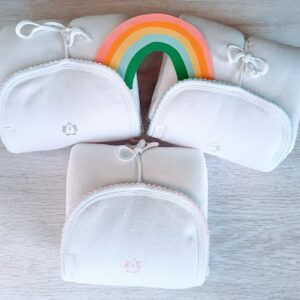 Cambiadores blancos plegables con apoya cabeza. Bordados y picots